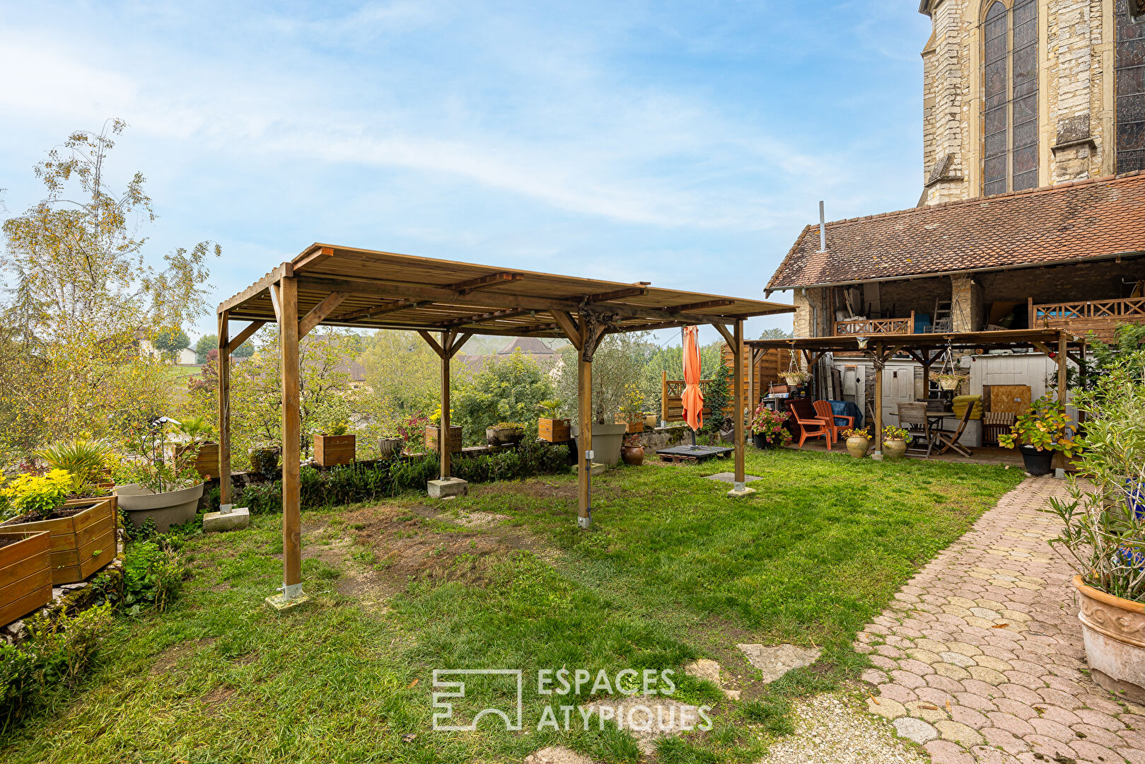 Ancienne École de 1832 avec jardin dans un cadre bucolique