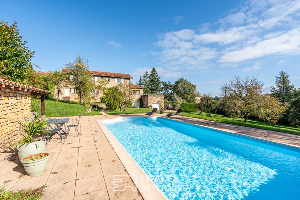 Maison de famille, en pierre, avec vue