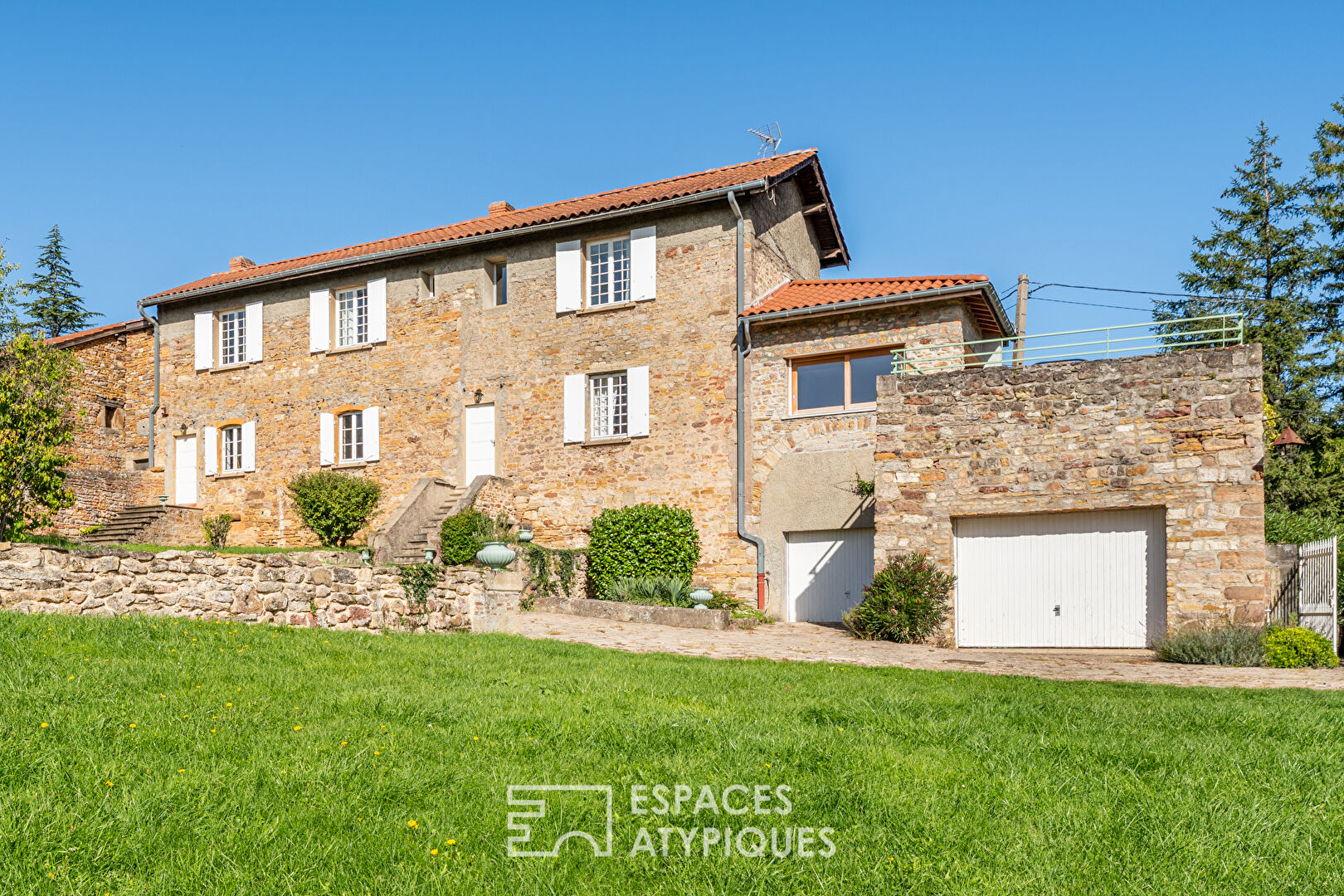 Maison de famille en pierre avec vue