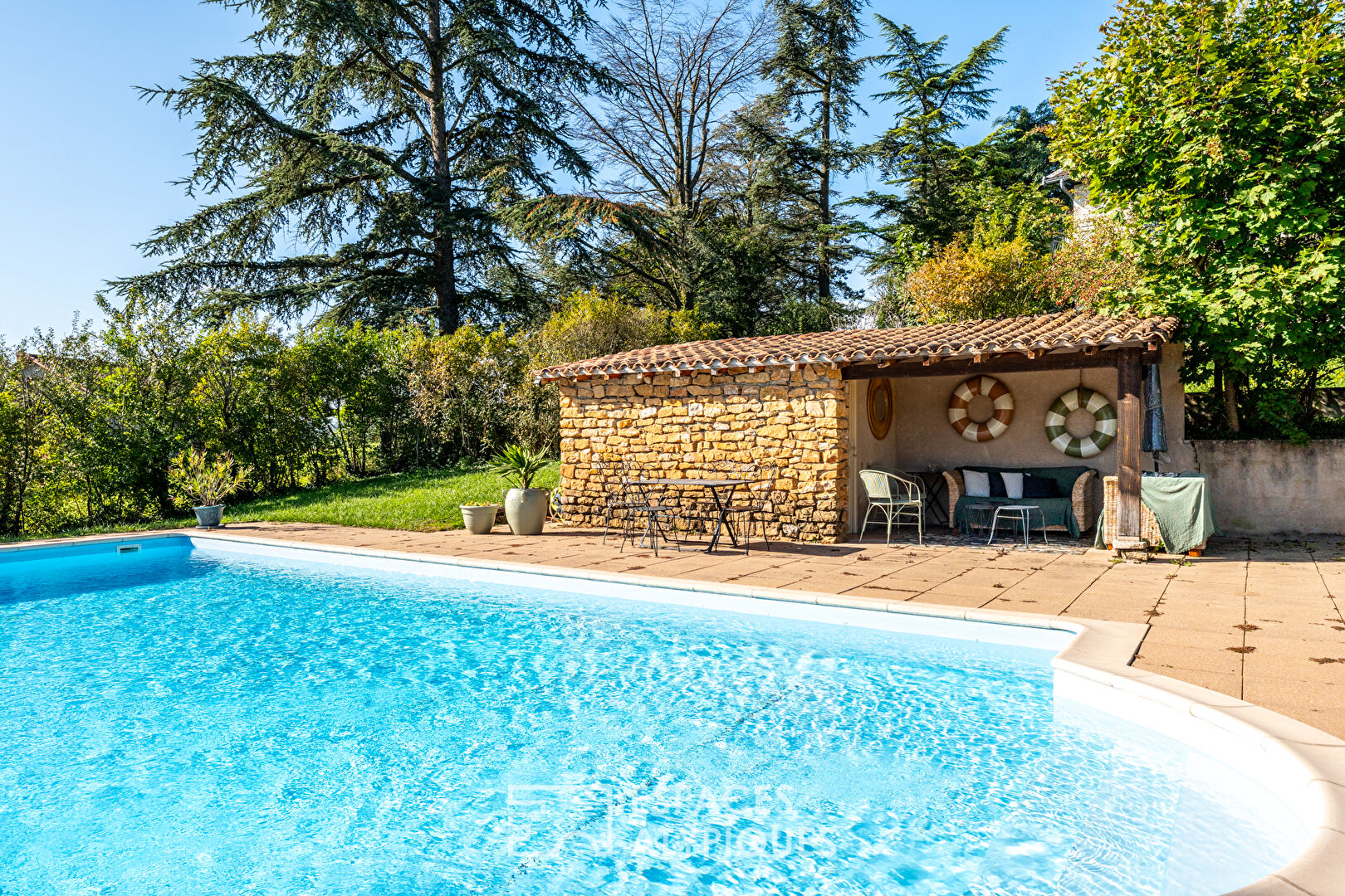 Maison de famille en pierre avec vue