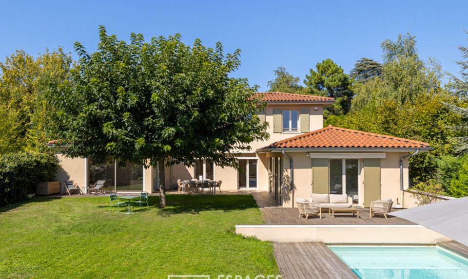 Maison contemporaine et lumineuse sur terrain paysagé avec piscine - Réf. 13124 Maison contemporaine et lumineuse sur terrain paysagé avec piscine