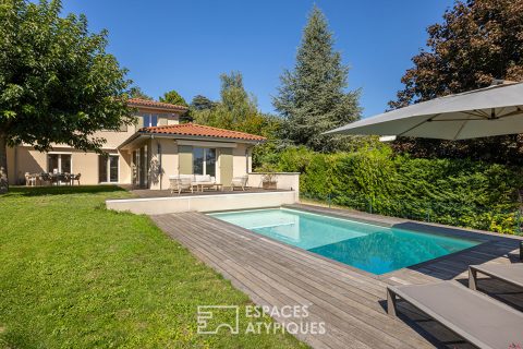 Maison contemporaine et lumineuse sur terrain paysagé avec piscine