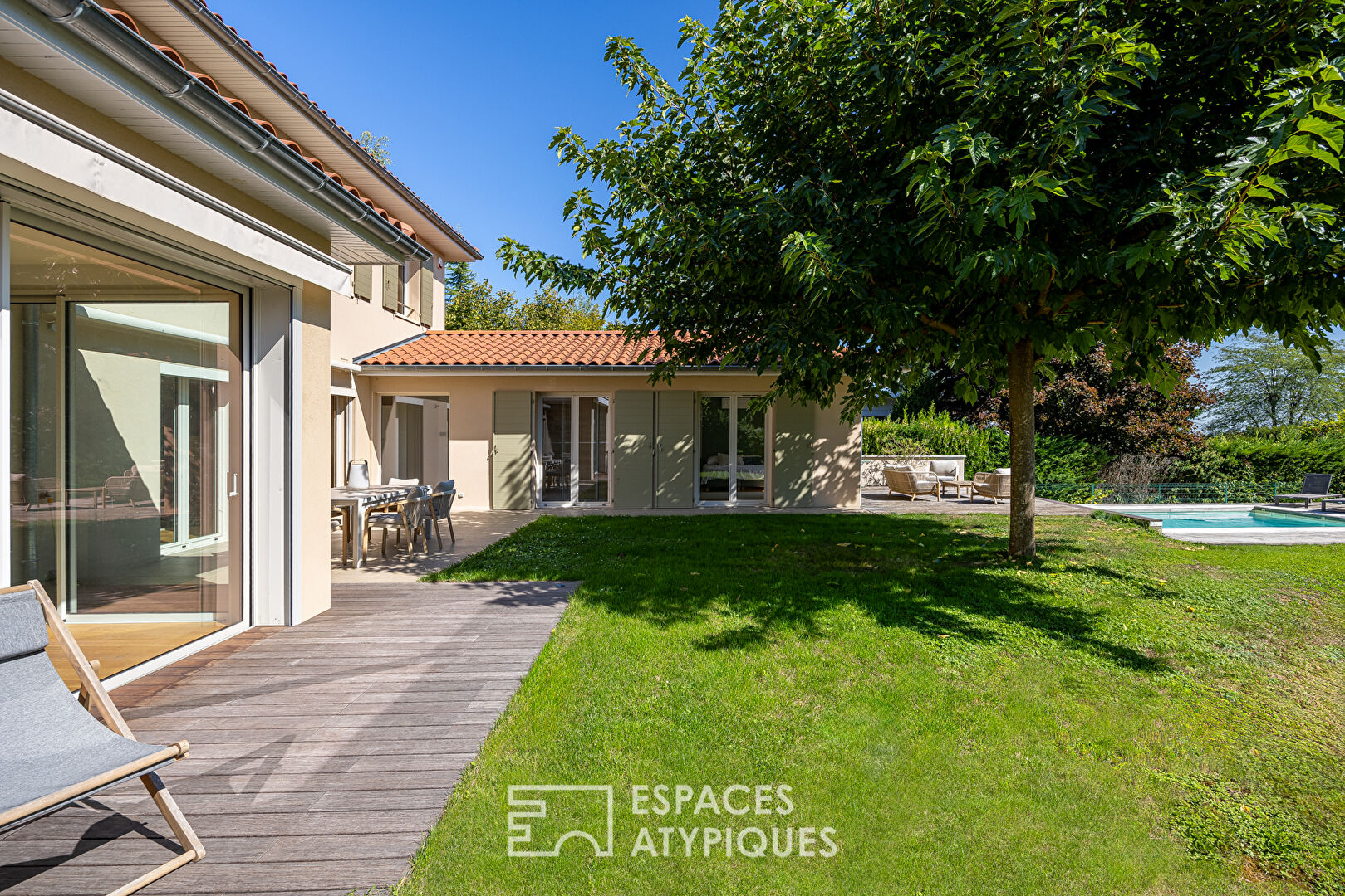 Maison contemporaine et lumineuse sur terrain paysagé avec piscine