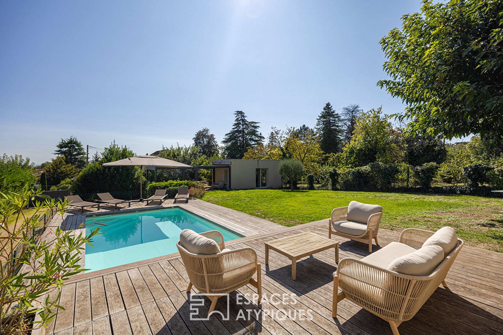 Maison contemporaine et lumineuse sur terrain paysagé avec piscine