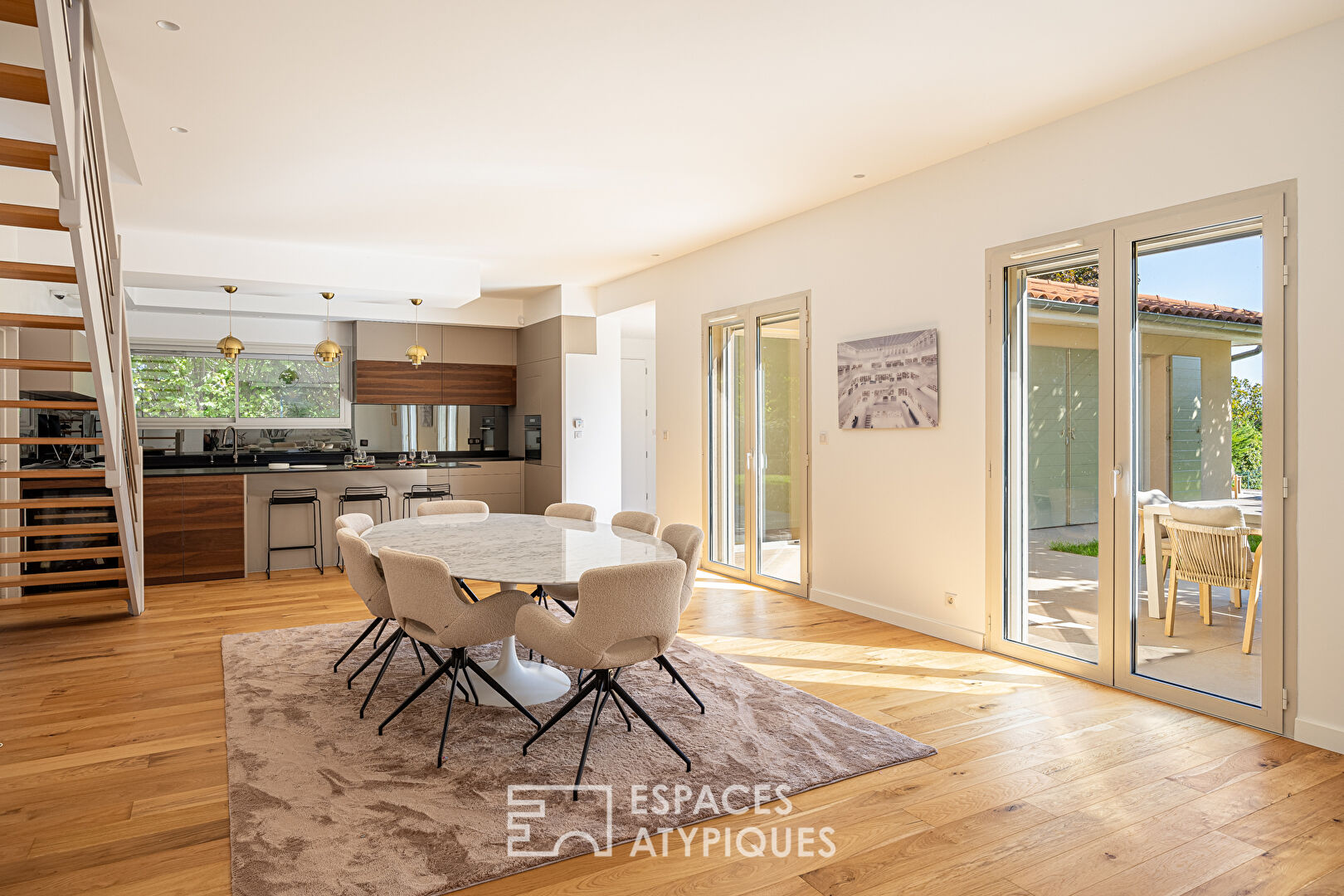 Maison contemporaine et lumineuse sur terrain paysagé avec piscine