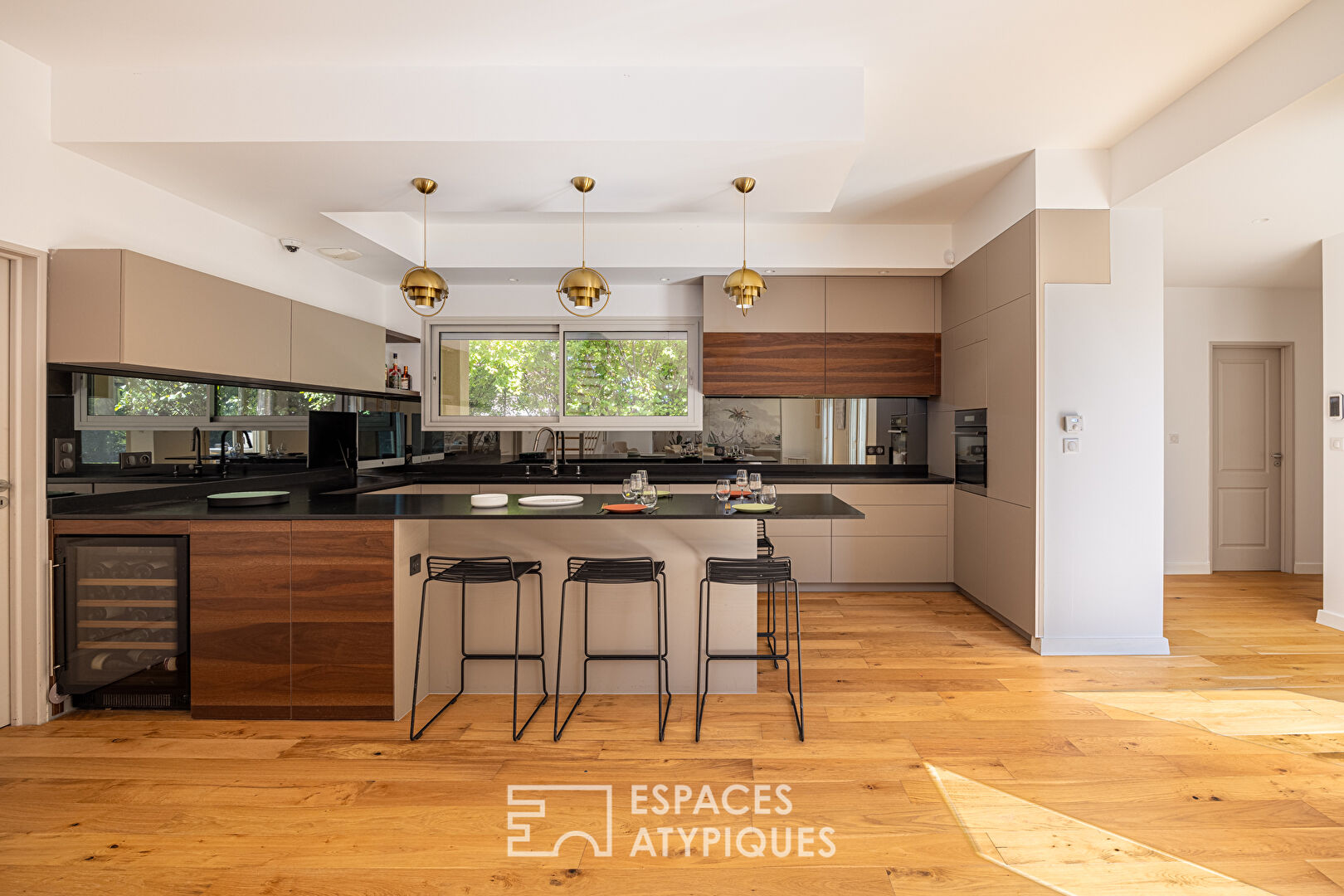 Maison contemporaine et lumineuse sur terrain paysagé avec piscine