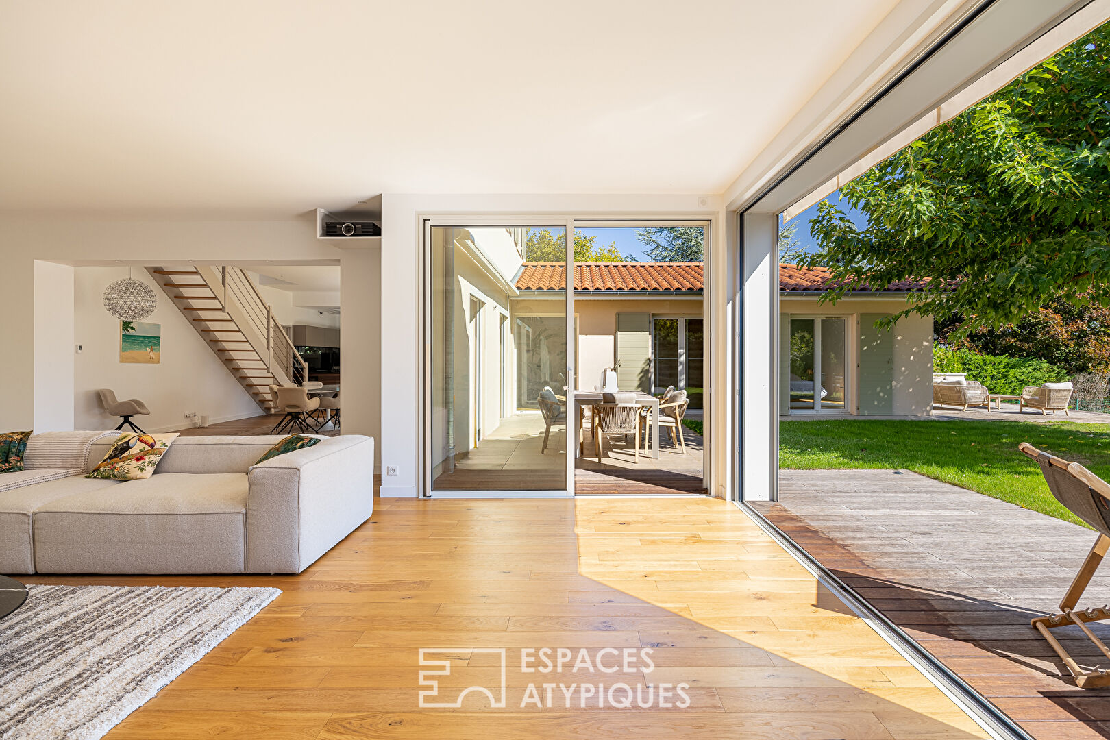 Maison contemporaine et lumineuse sur terrain paysagé avec piscine