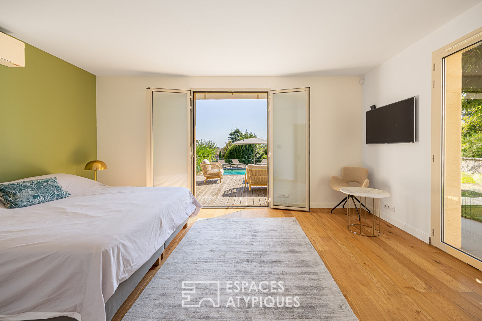 Maison contemporaine et lumineuse sur terrain paysagé avec piscine