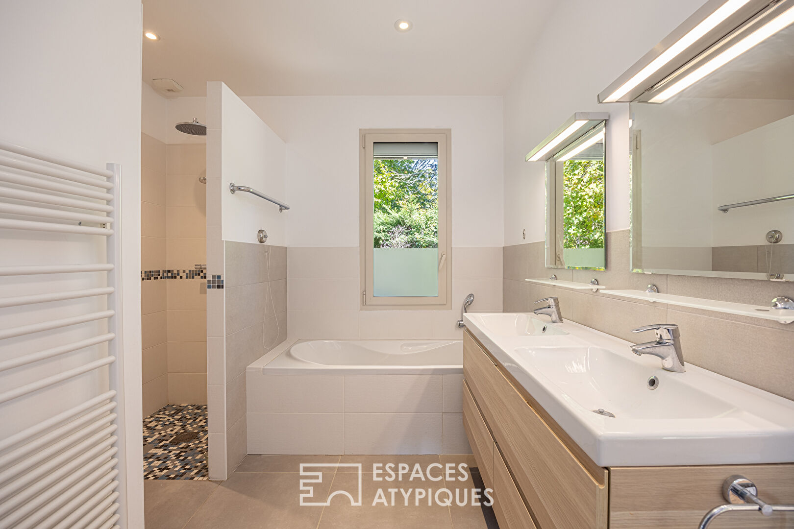 Maison contemporaine et lumineuse sur terrain paysagé avec piscine