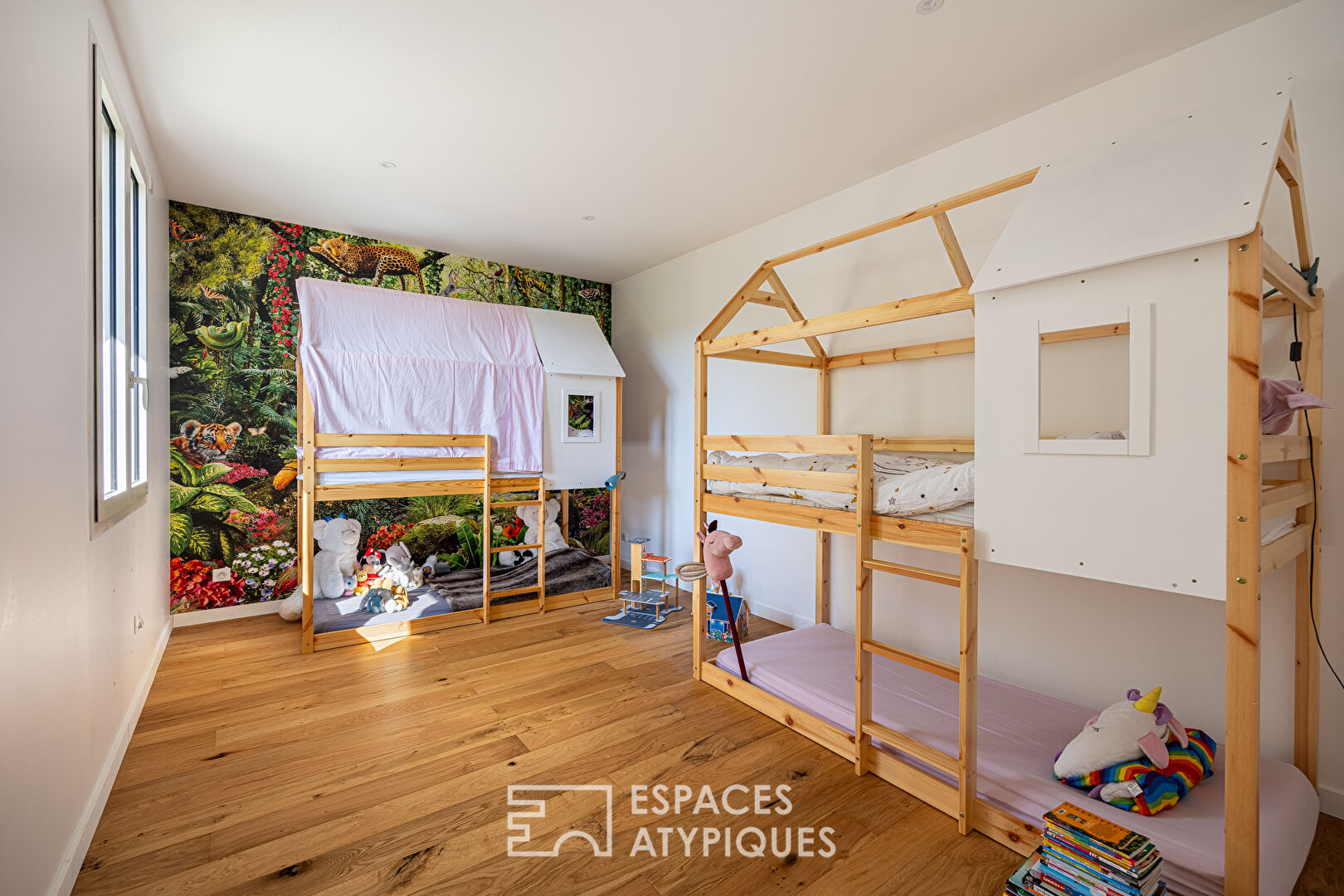 Maison contemporaine et lumineuse sur terrain paysagé avec piscine