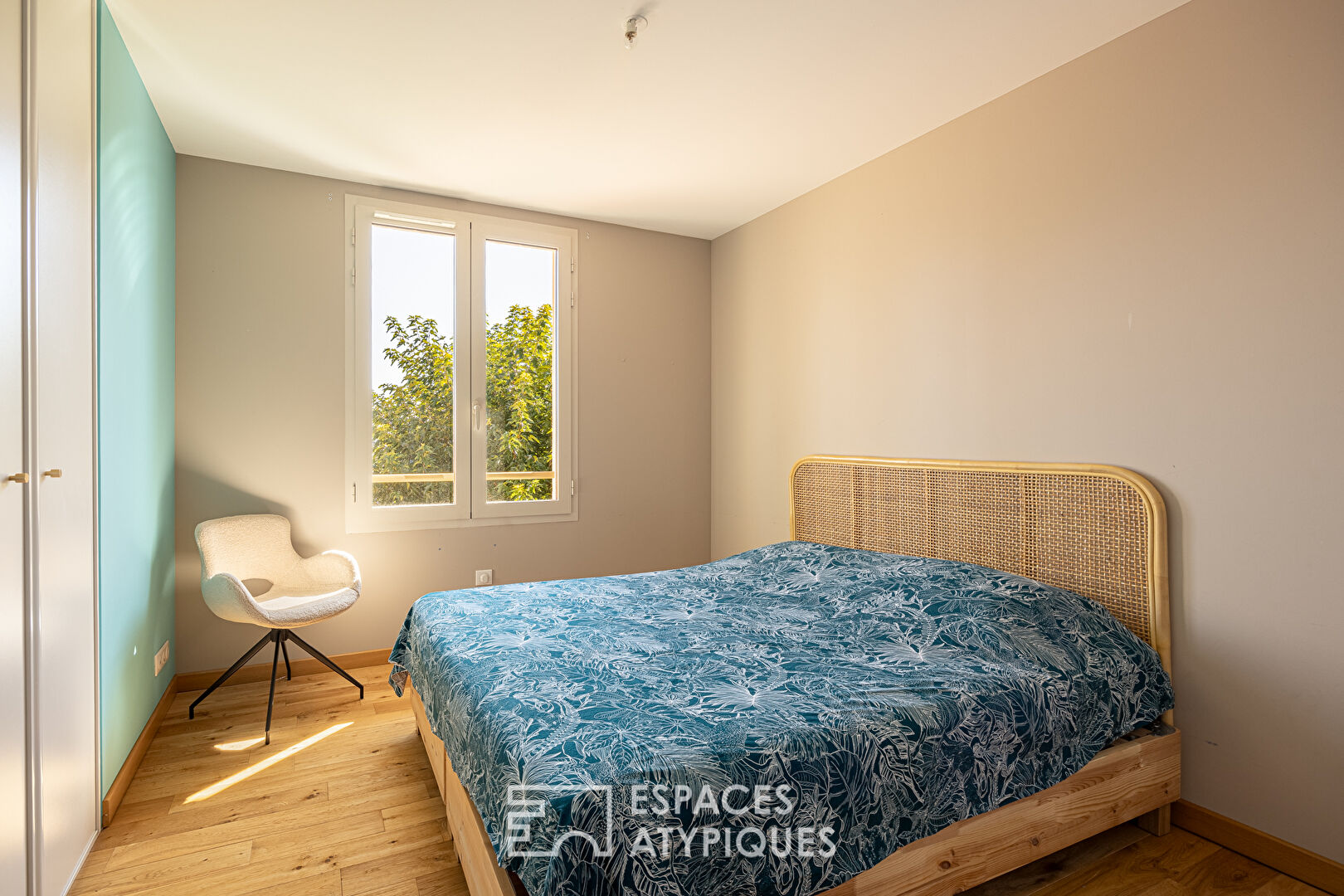 Maison contemporaine et lumineuse sur terrain paysagé avec piscine