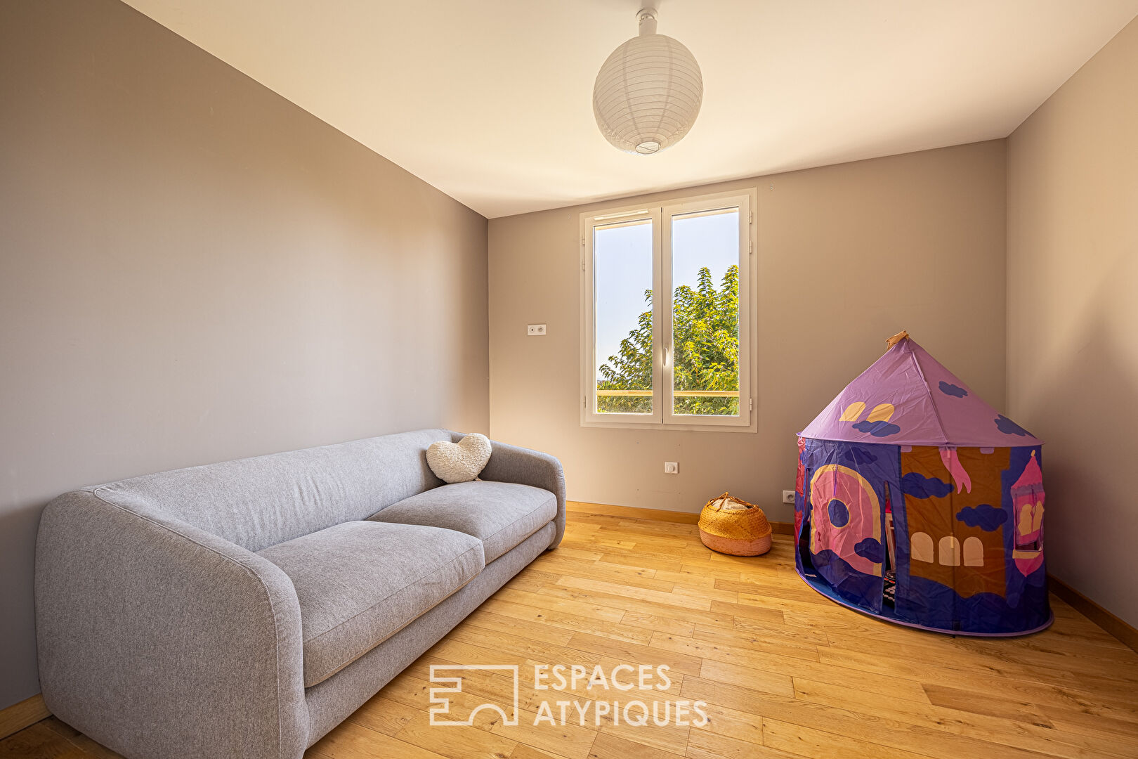 Maison contemporaine et lumineuse sur terrain paysagé avec piscine