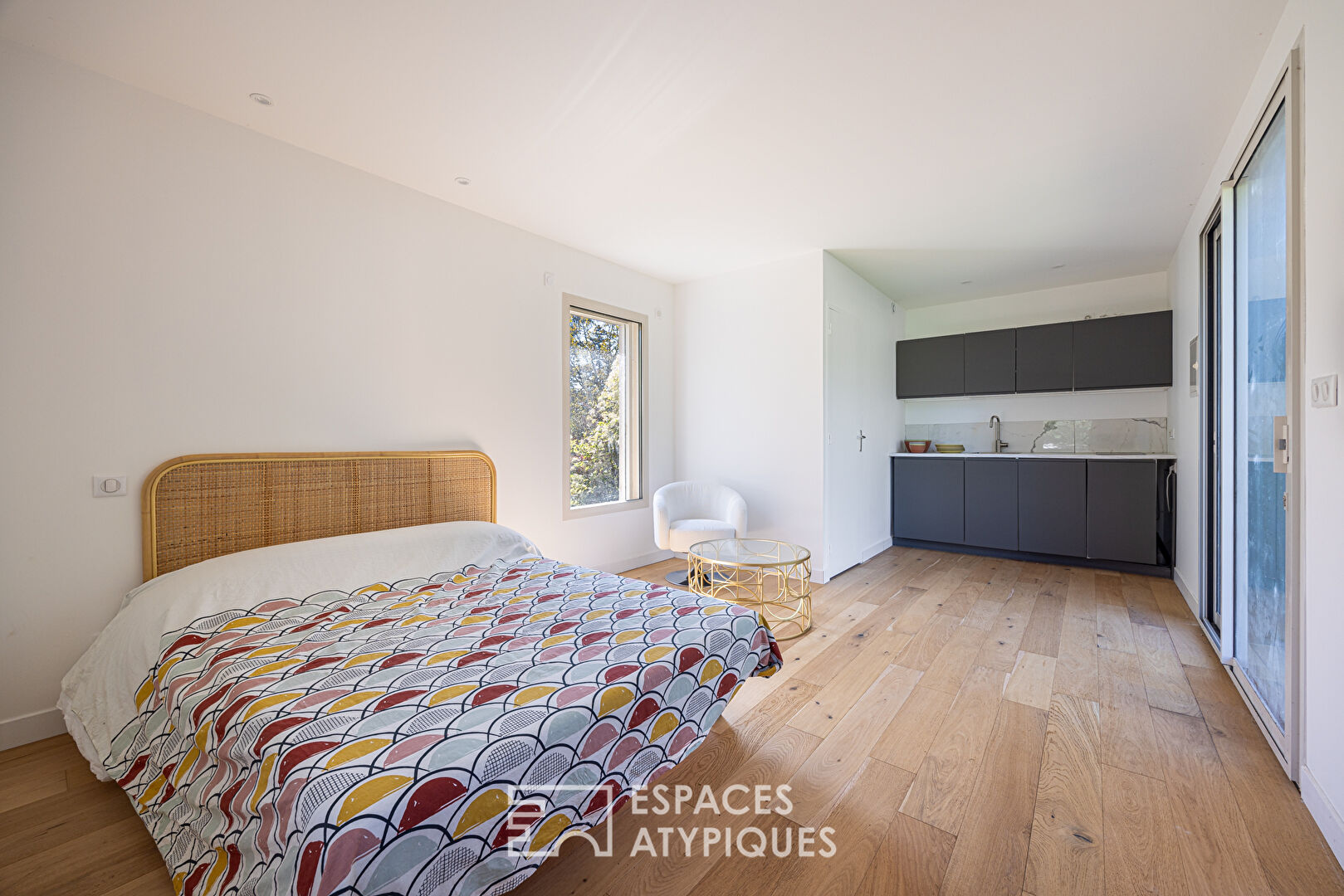 Maison contemporaine et lumineuse sur terrain paysagé avec piscine