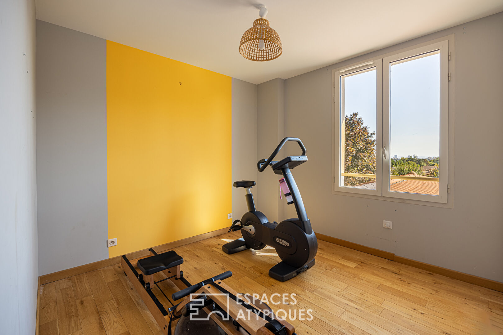 Maison contemporaine et lumineuse sur terrain paysagé avec piscine