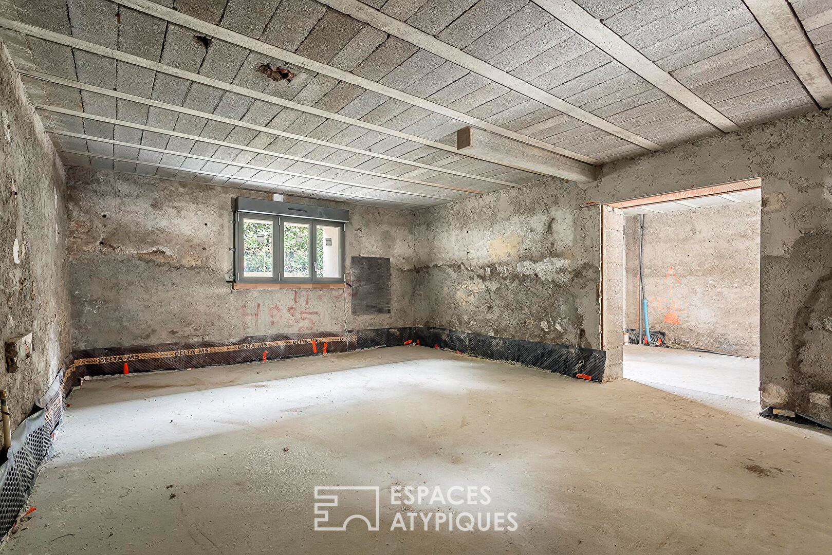 La Tour De Salvagny , plateau en rez de jardin à repenser