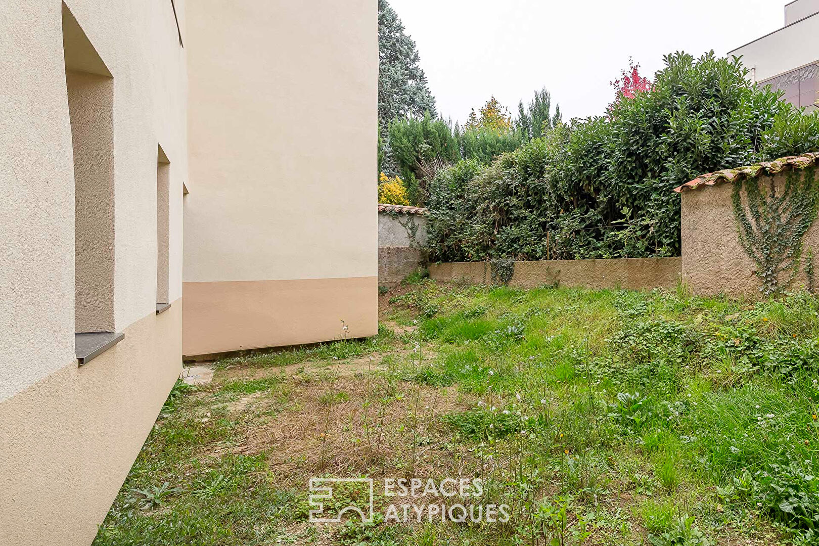 La Tour De Salvagny , plateau en rez de jardin à repenser