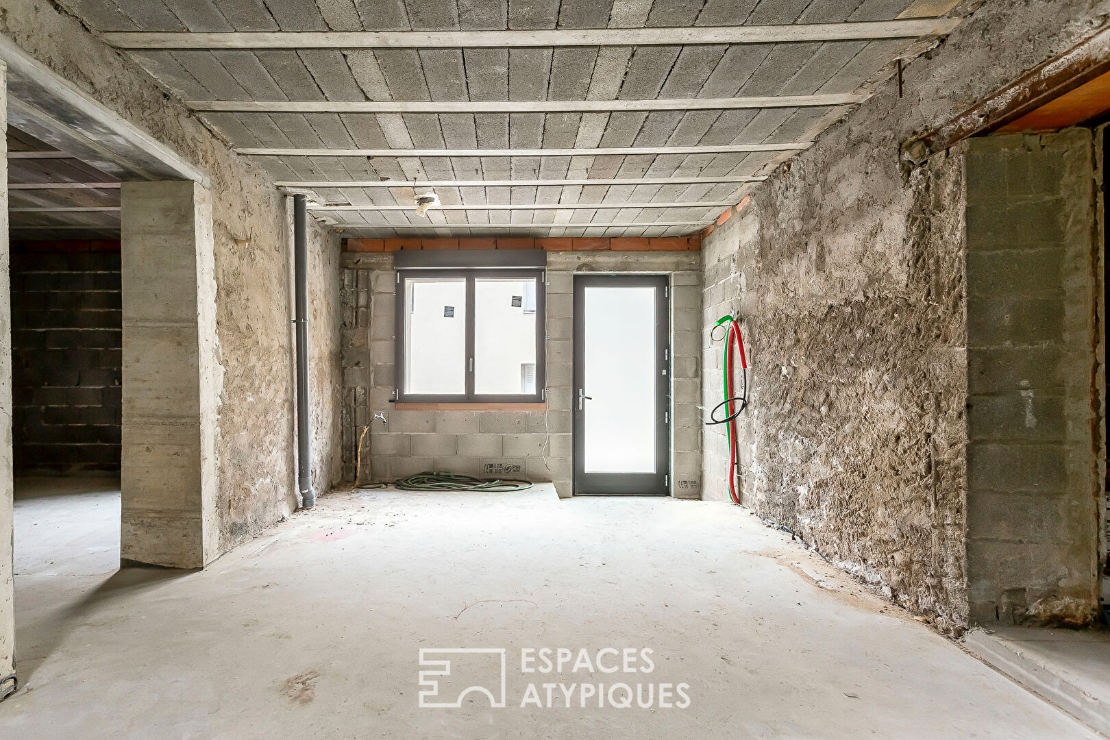 La Tour De Salvagny , plateau en rez de jardin à repenser