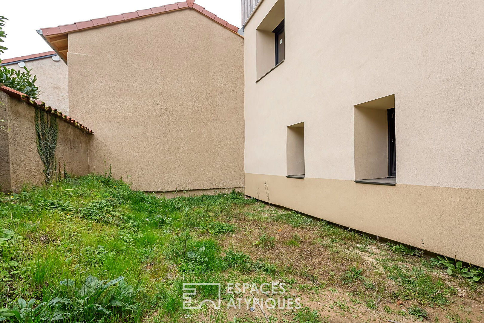 La Tour De Salvagny , plateau en rez de jardin à repenser