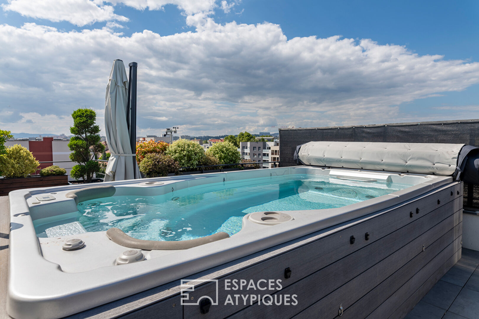 Exceptional rooftop with terraces and swimming pool