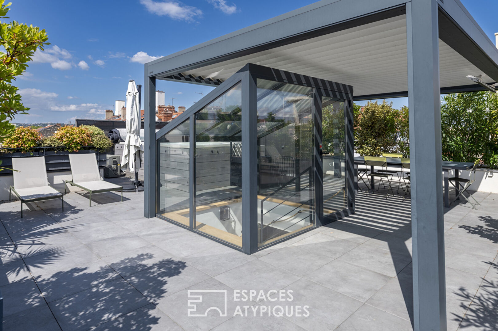 Exceptional rooftop with terraces and swimming pool
