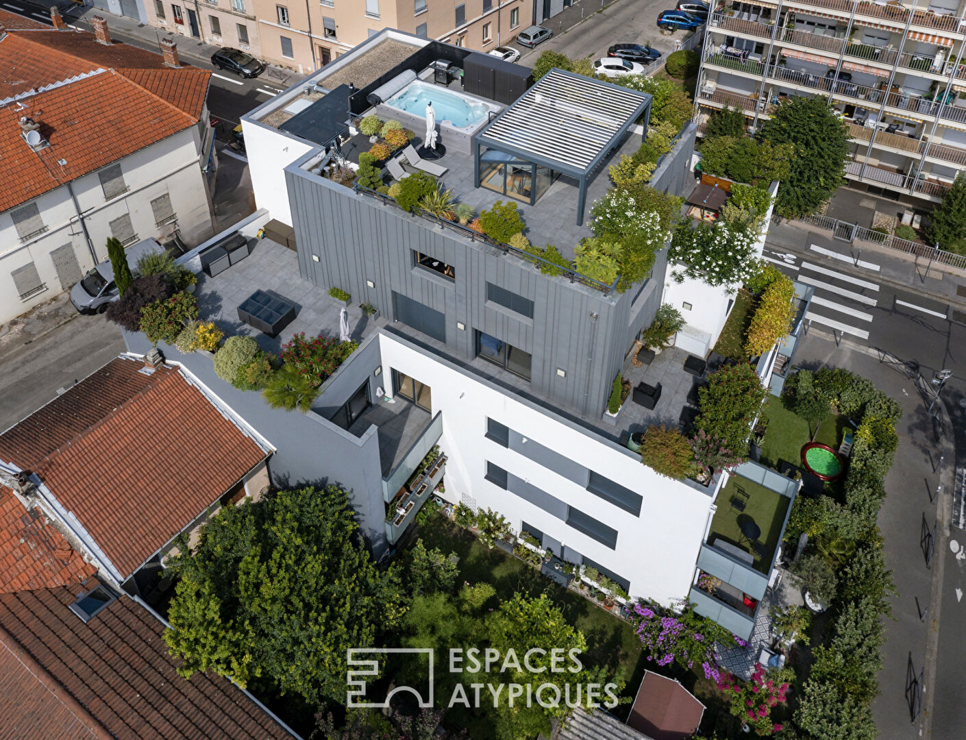 Exceptional rooftop with terraces and swimming pool