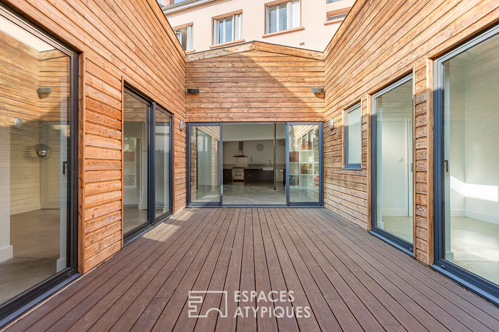 Loft intimiste rénové avec patio et garage