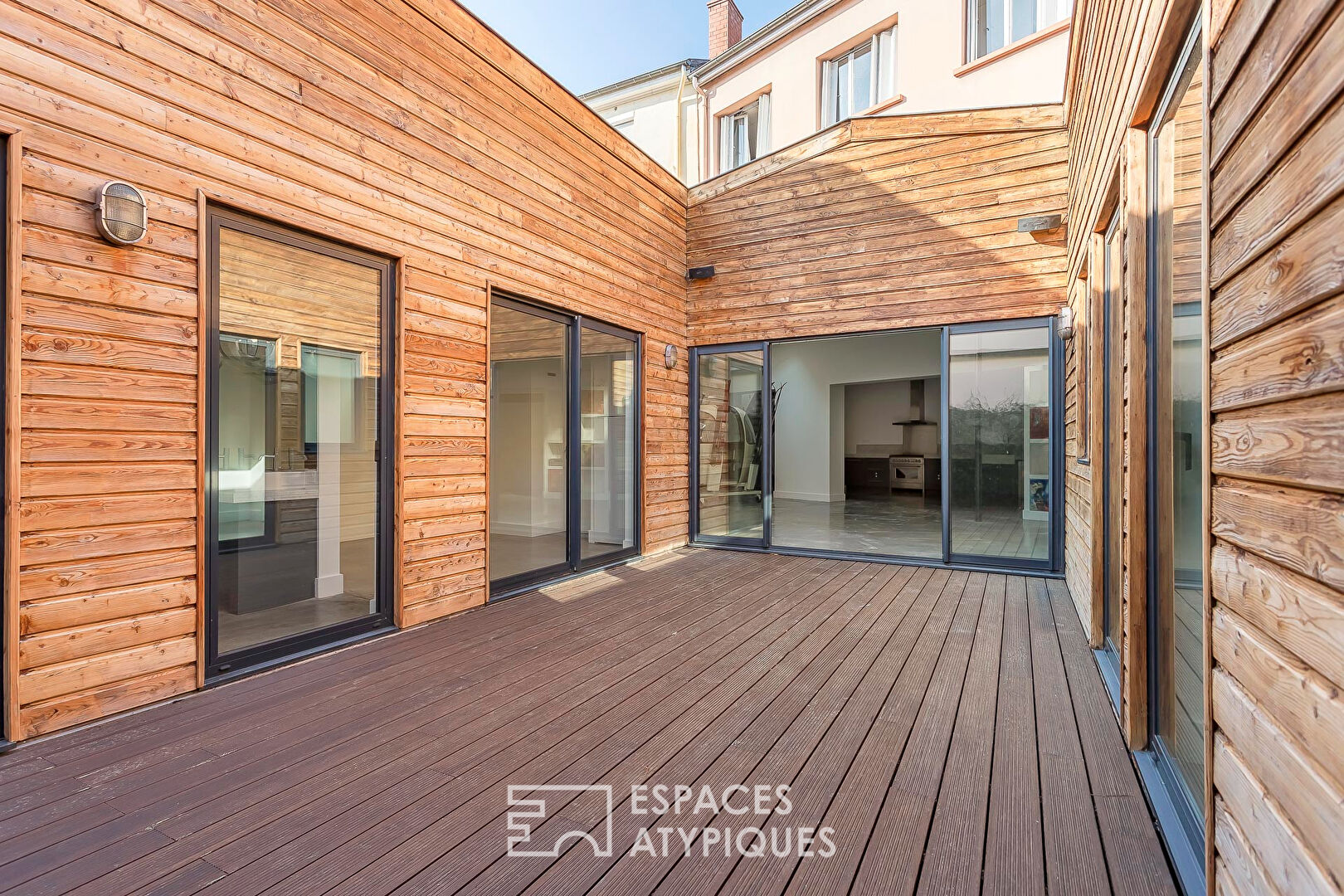 Loft intimiste rénové avec patio et garage