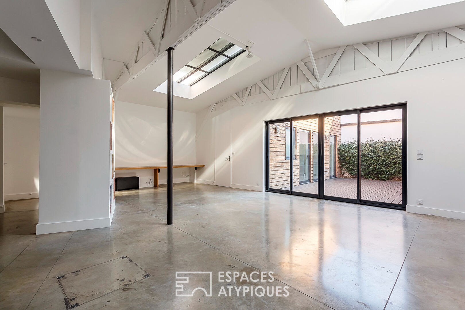 Loft intimiste rénové avec patio et garage