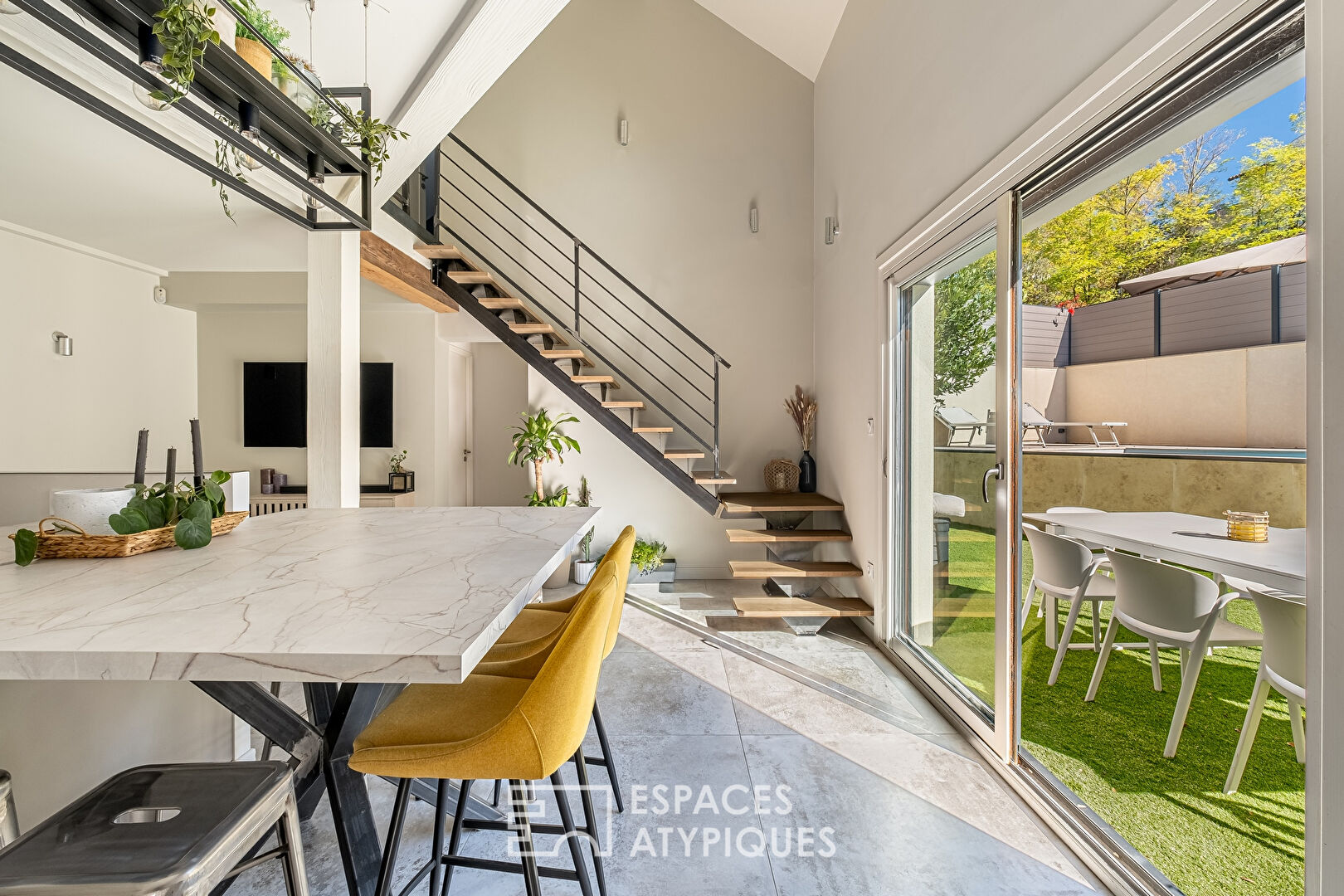 Maison ancienne à la rénovation contemporaine avec piscine et jardin
