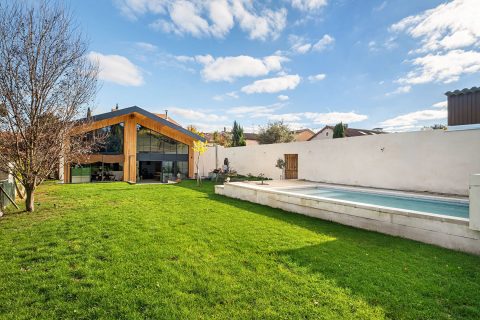 The rebirth of a factory into an architect-designed house in the heart of Charly