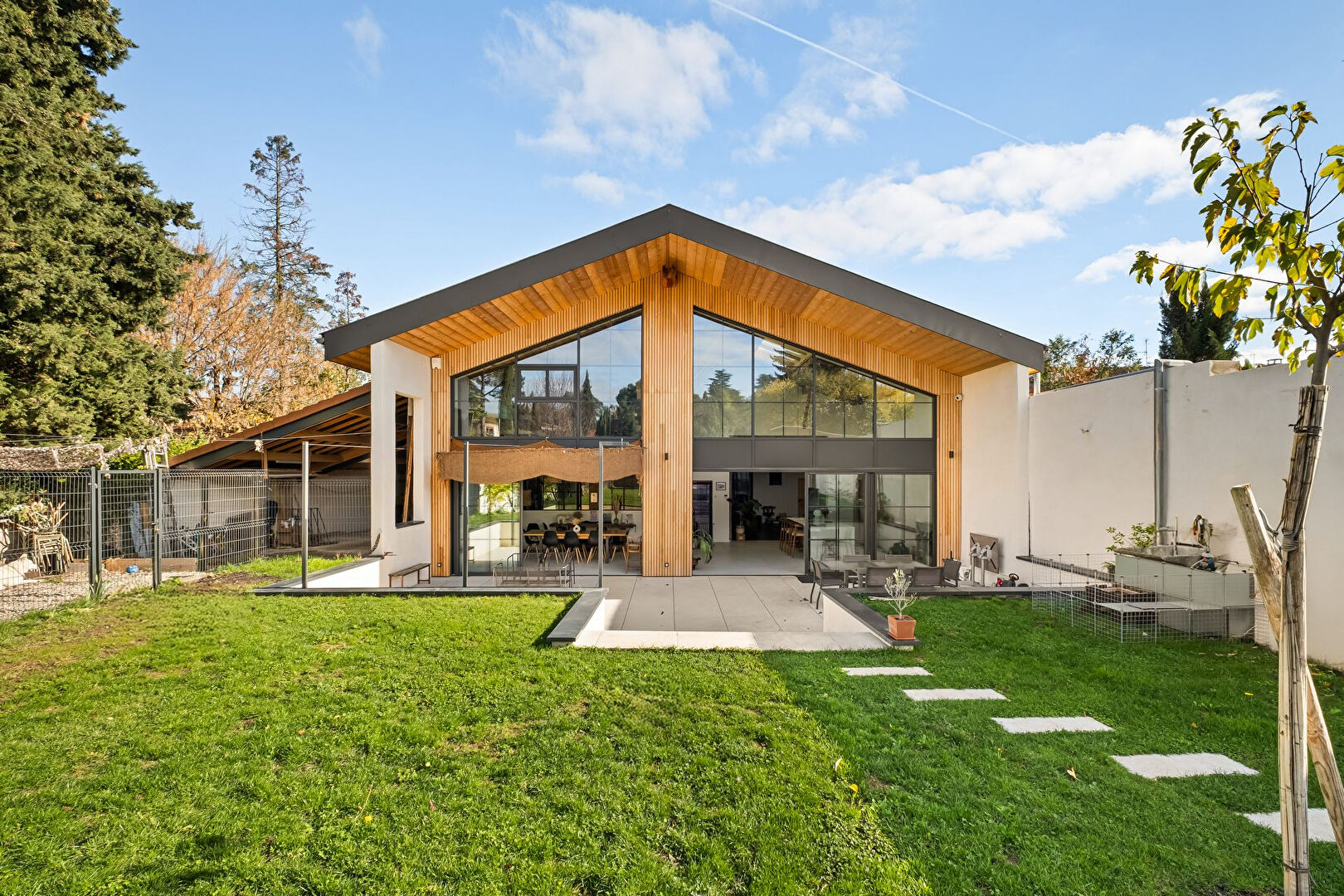 The rebirth of a factory into an architect-designed house in the heart of Charly