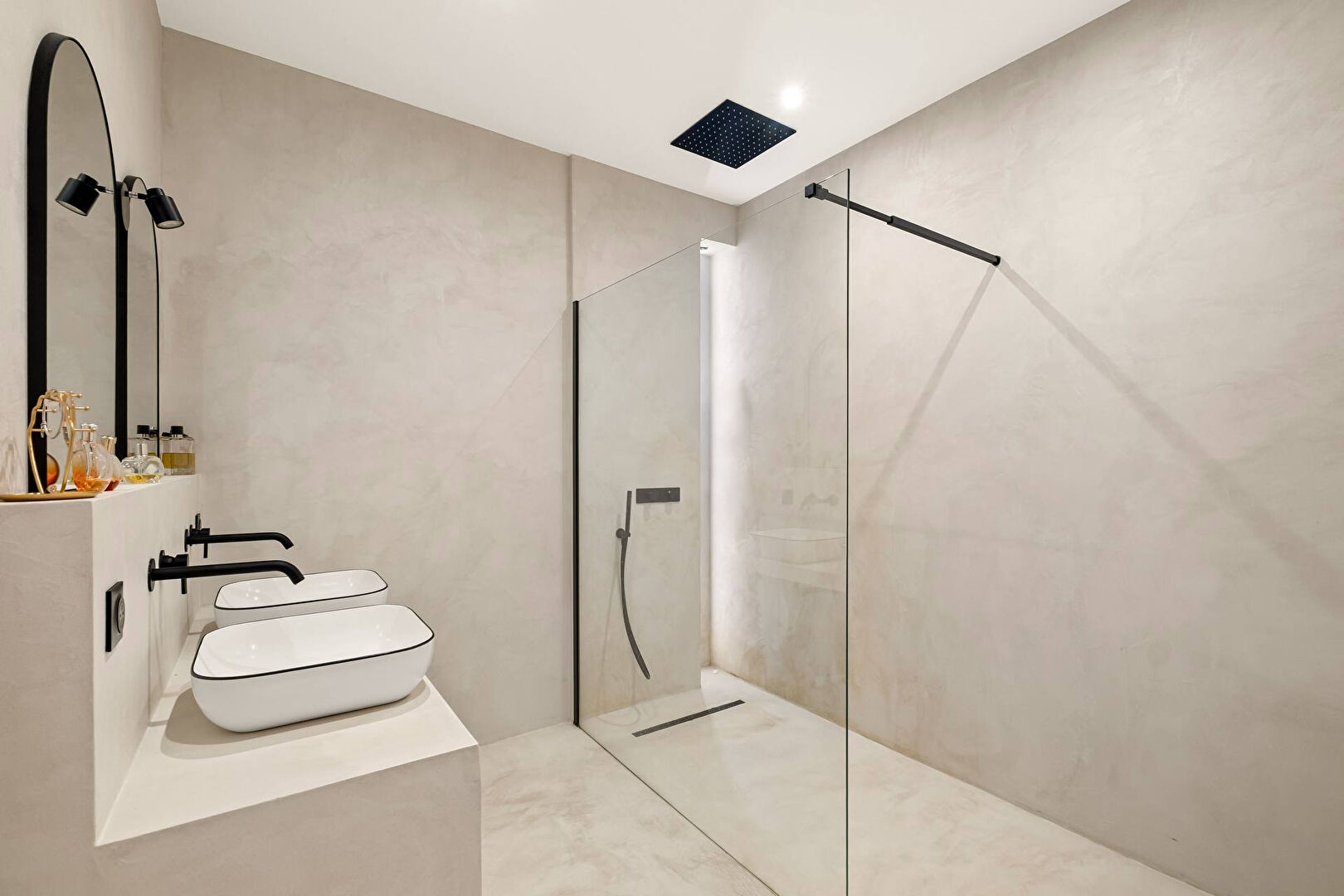 The rebirth of a factory into an architect-designed house in the heart of Charly