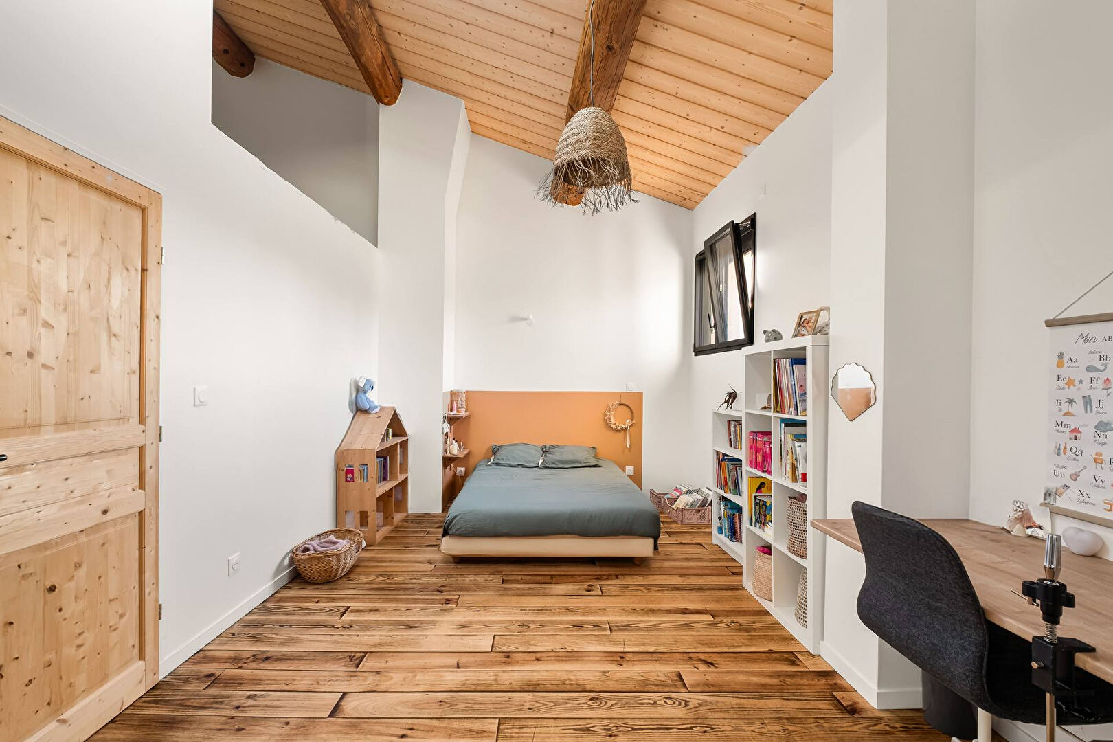 The rebirth of a factory into an architect-designed house in the heart of Charly