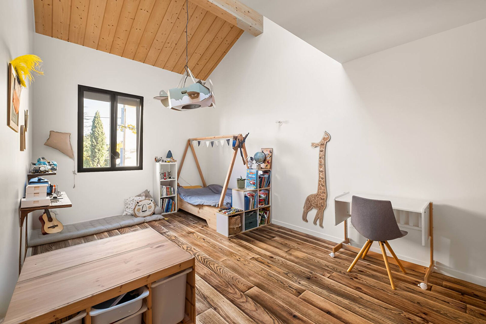 The rebirth of a factory into an architect-designed house in the heart of Charly