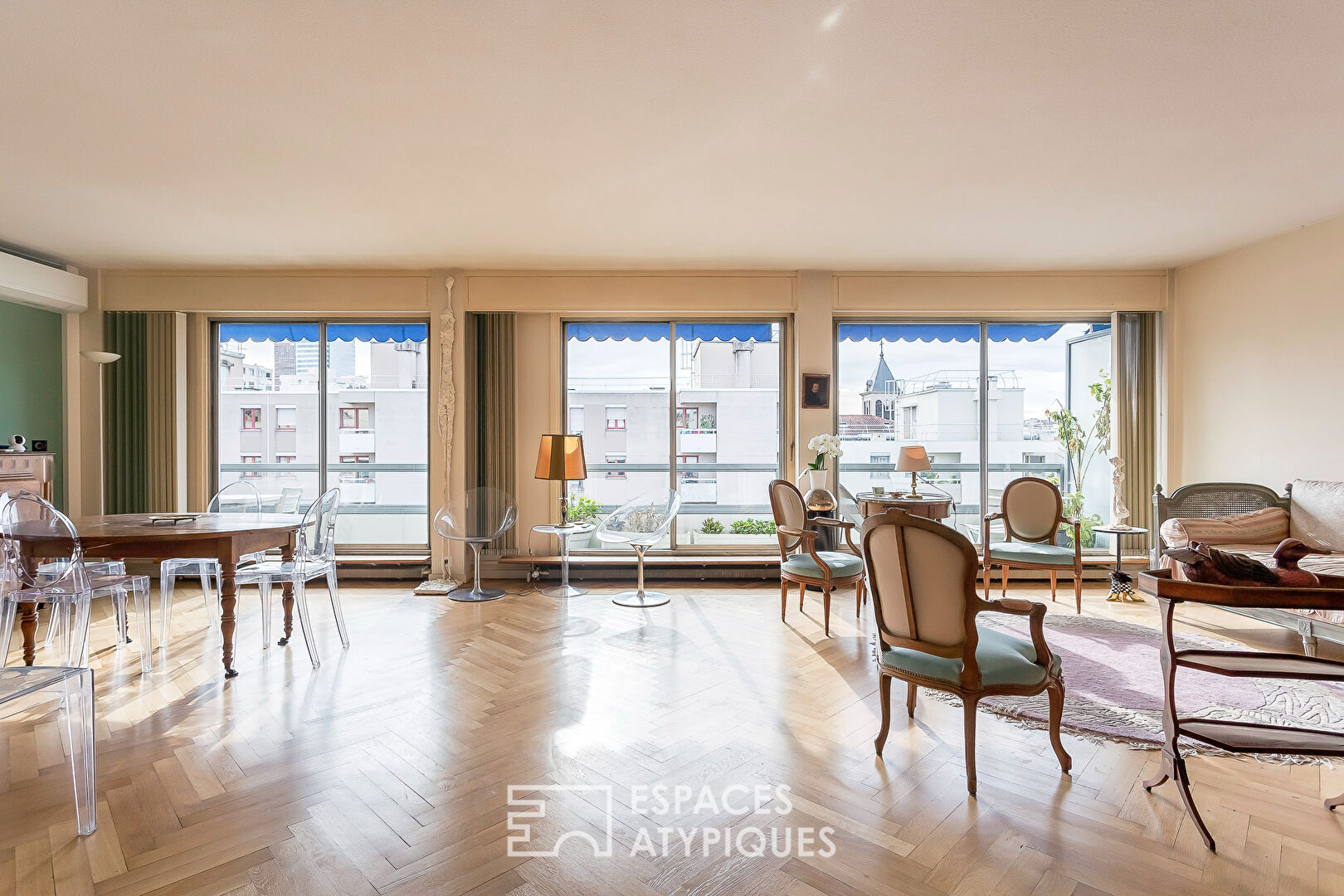 Appartement en dernier etage avec balcon, vue et stationnement