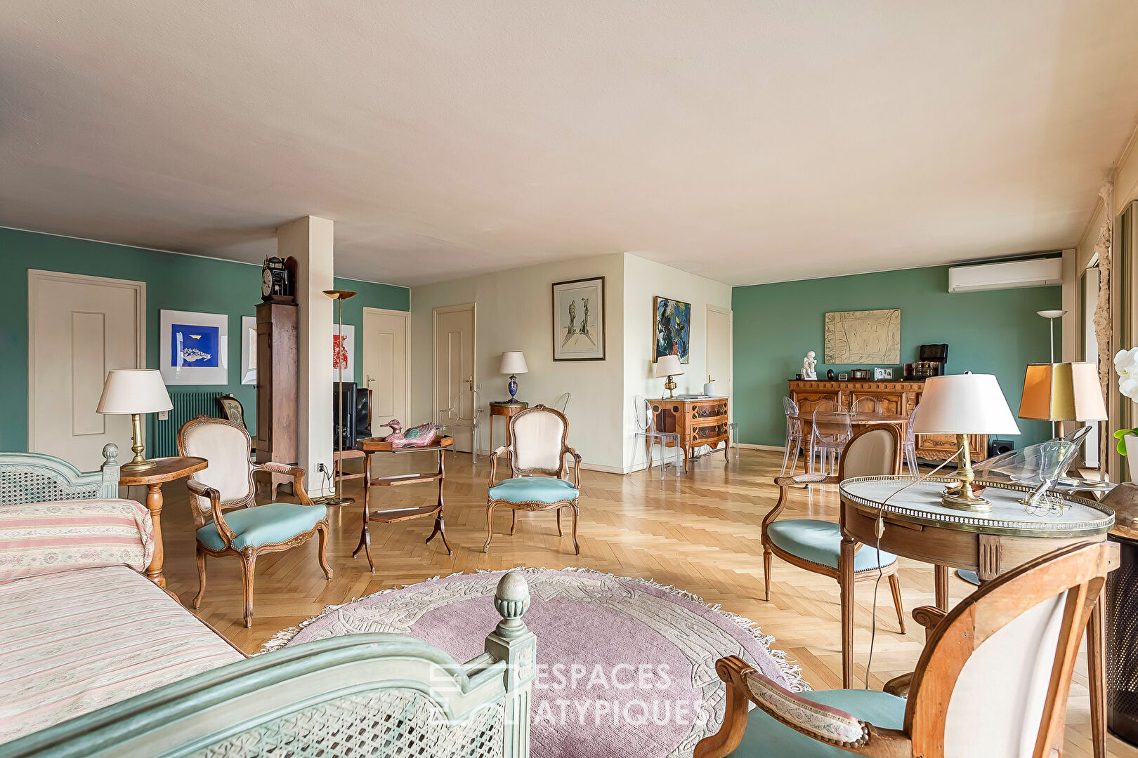 Appartement en dernier etage avec balcon, vue et stationnement