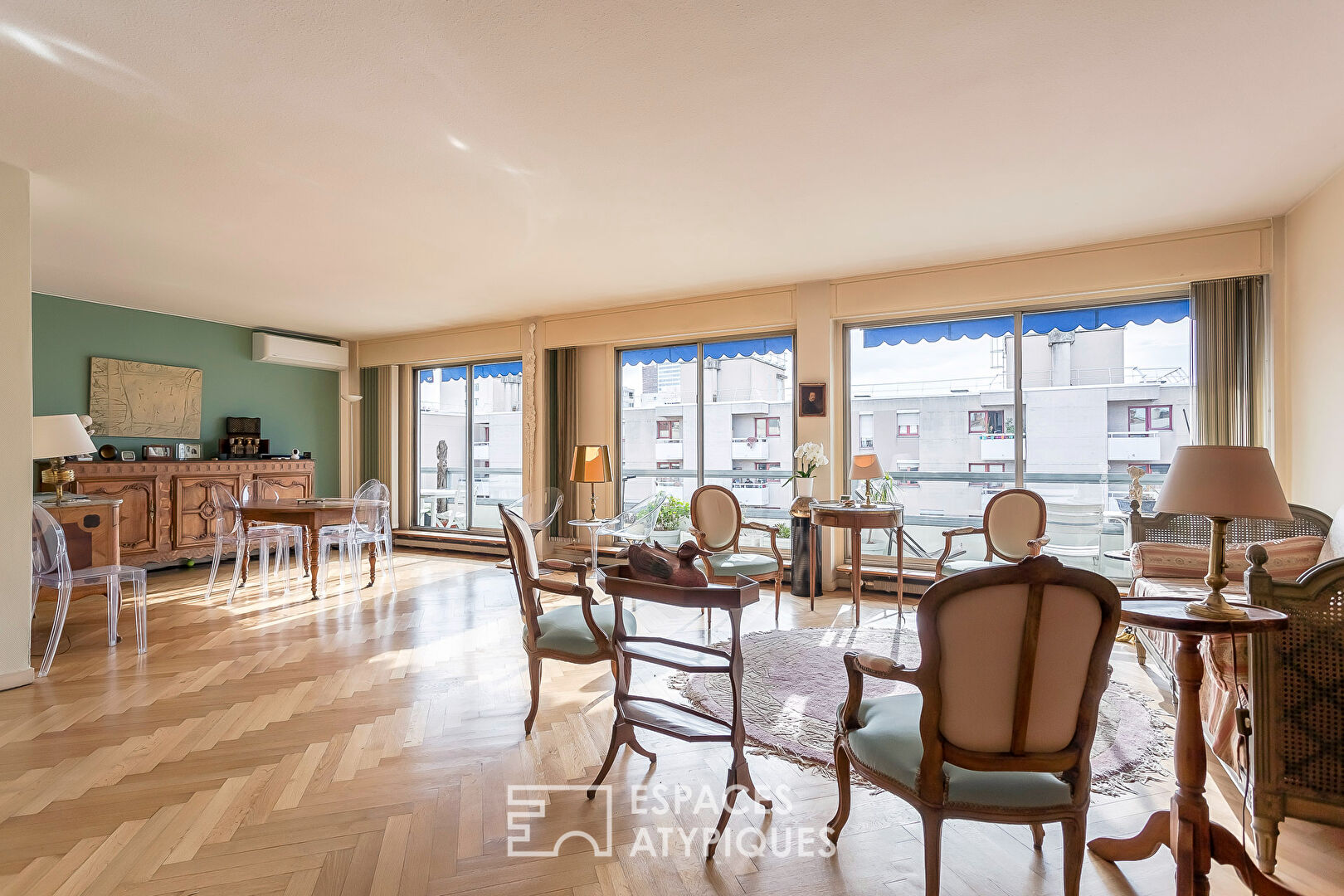 Appartement en dernier etage avec balcon, vue et stationnement