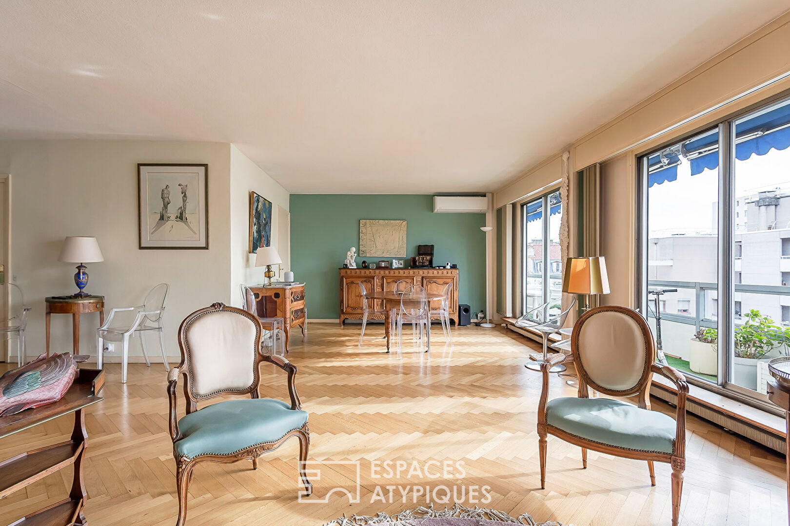 Appartement en dernier etage avec balcon, vue et stationnement