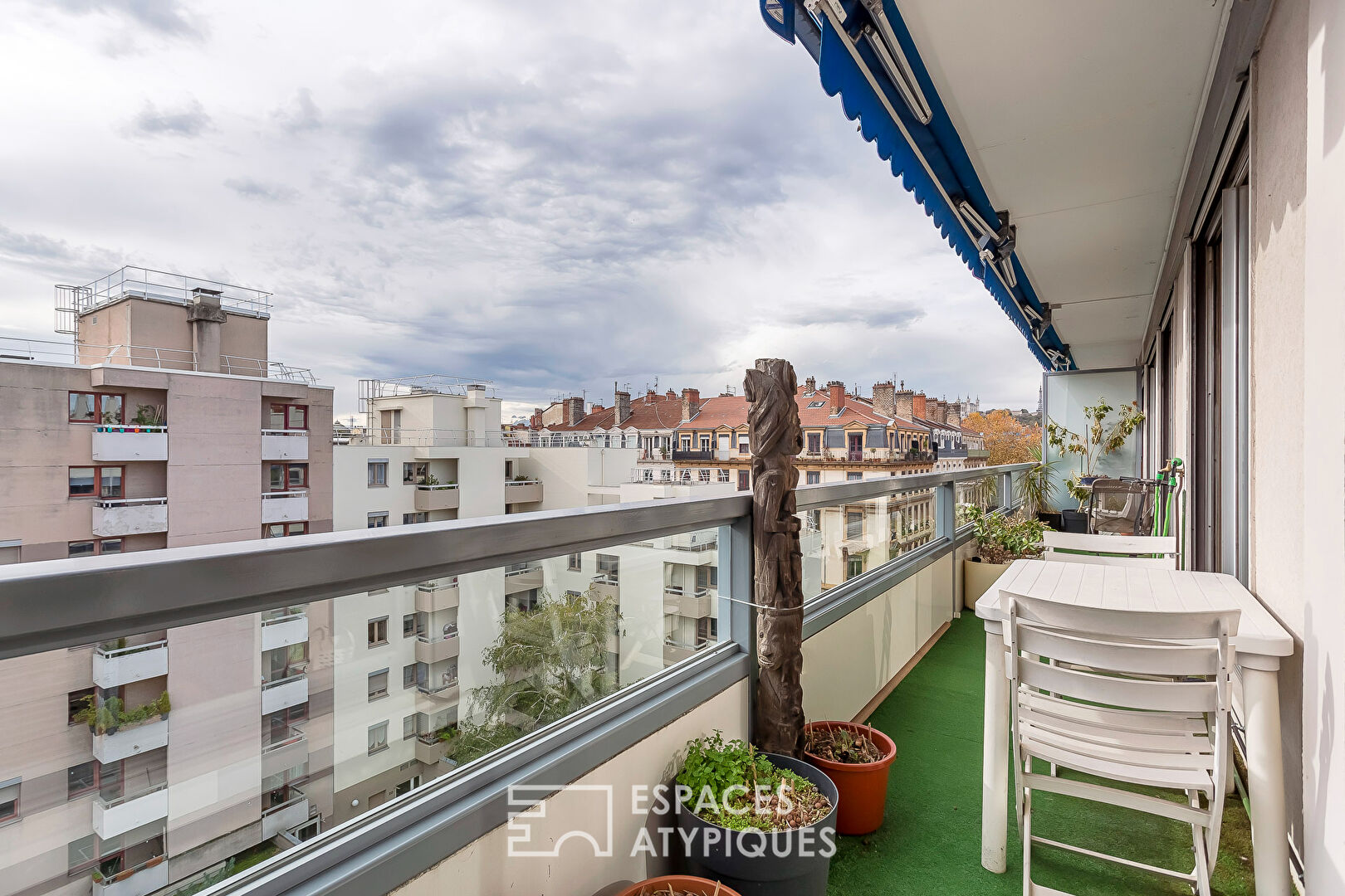 Appartement en dernier etage avec balcon, vue et stationnement