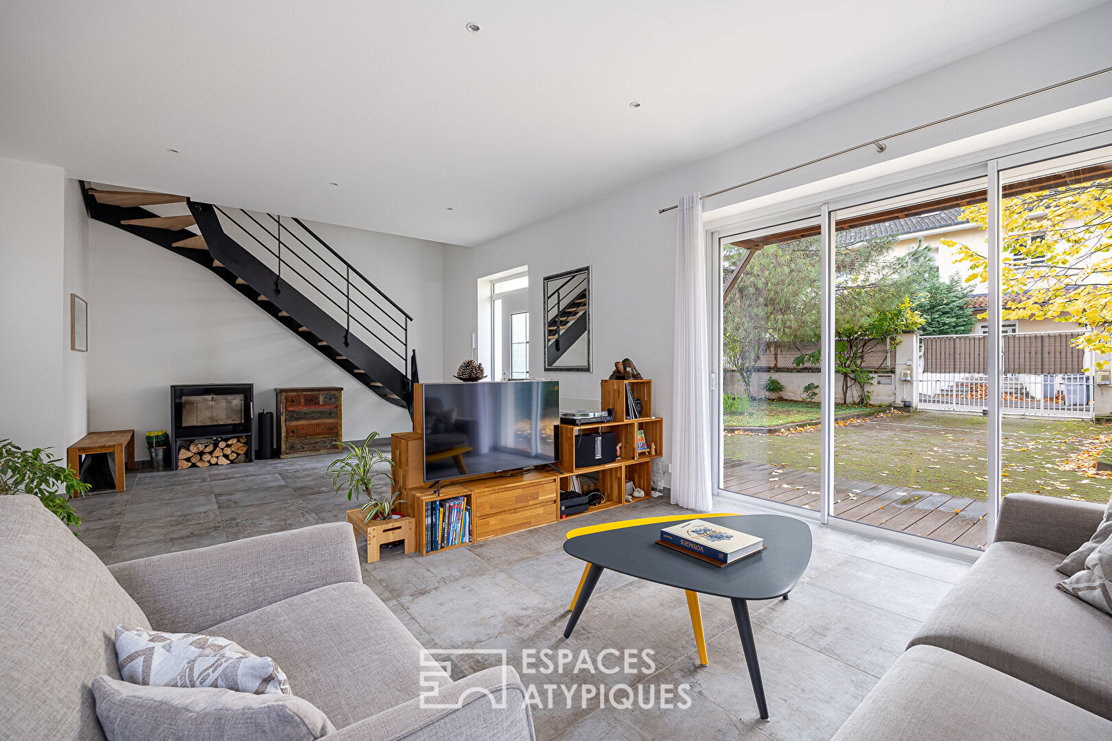 Old house with garden, completely renovated