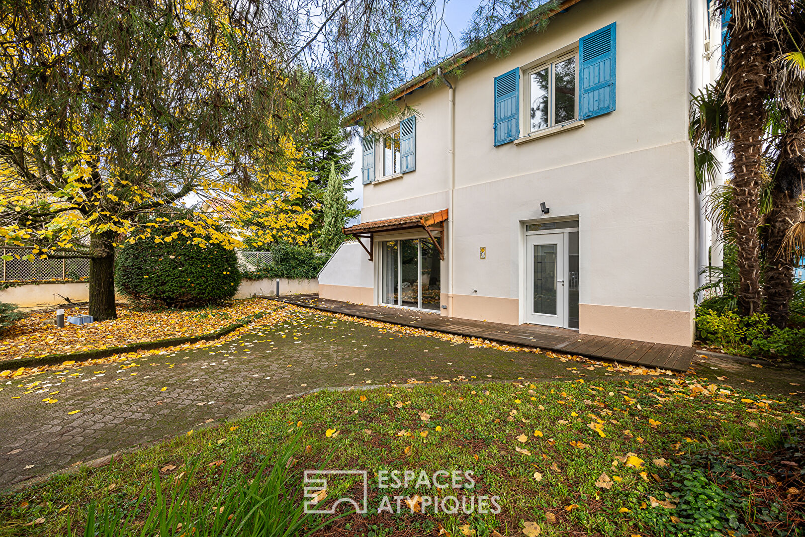 Old house with garden, completely renovated