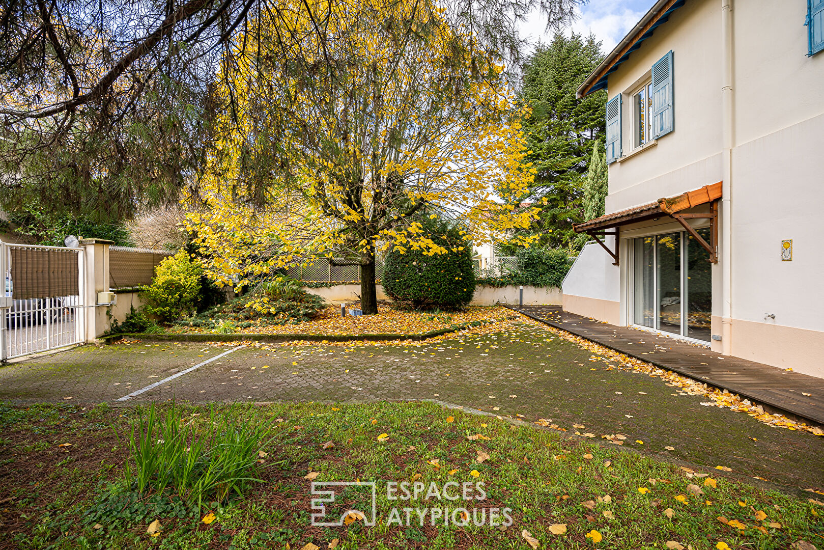 Old house with garden, completely renovated