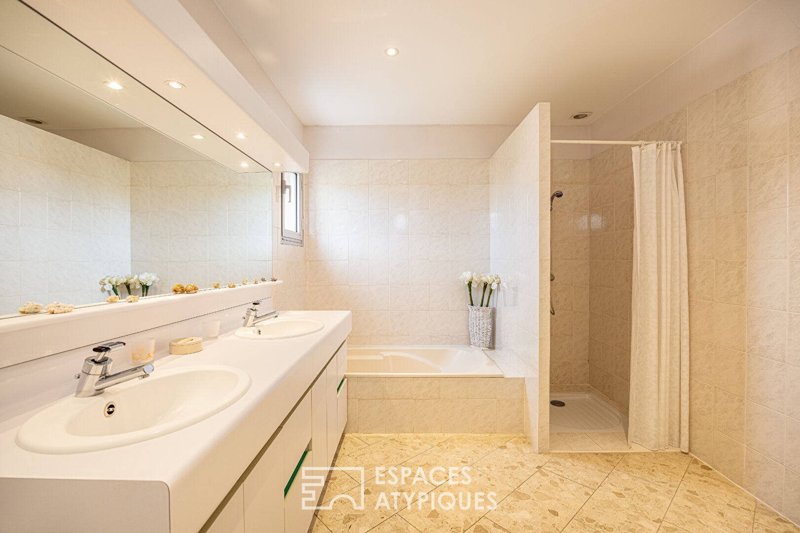 Architect-designed villa in Chassieu le Haut