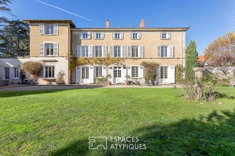 Élégance d&rsquo;un clos du XVIIIe sur parc arboré avec piscine à Saint-Genis-Laval