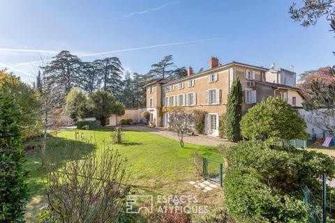 Élégance d&rsquo;un clos du XVIIIe sur parc arboré avec piscine à Saint-Genis-Laval