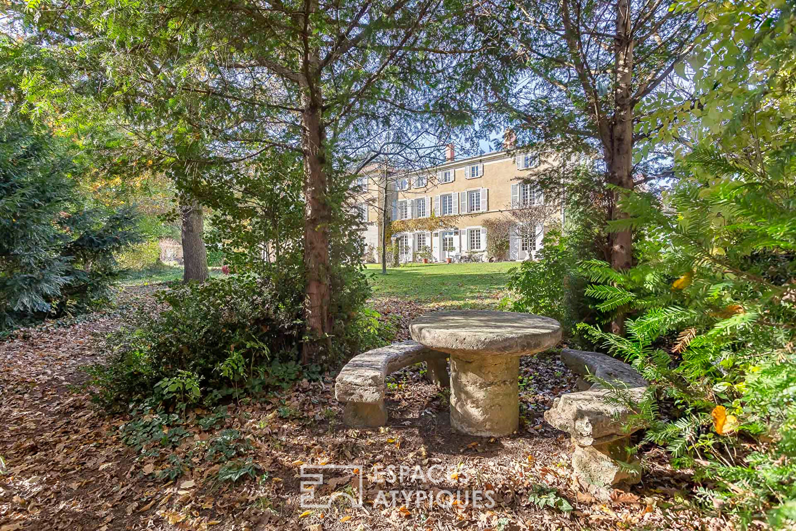 Élégance d’un clos du XVIIIe sur parc arboré avec piscine à Saint-Genis-Laval