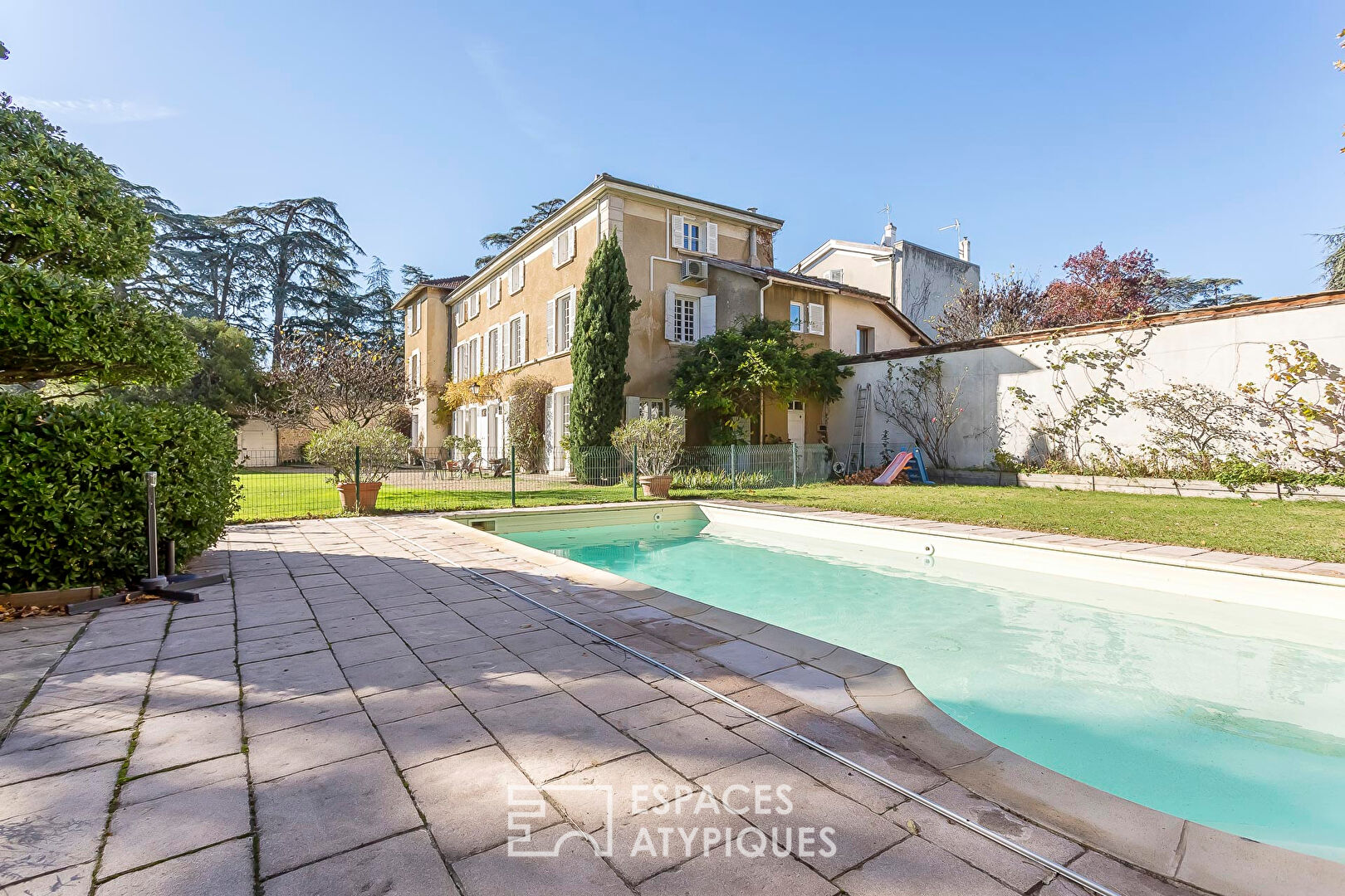 Élégance d’un clos du XVIIIe sur parc arboré avec piscine à Saint-Genis-Laval