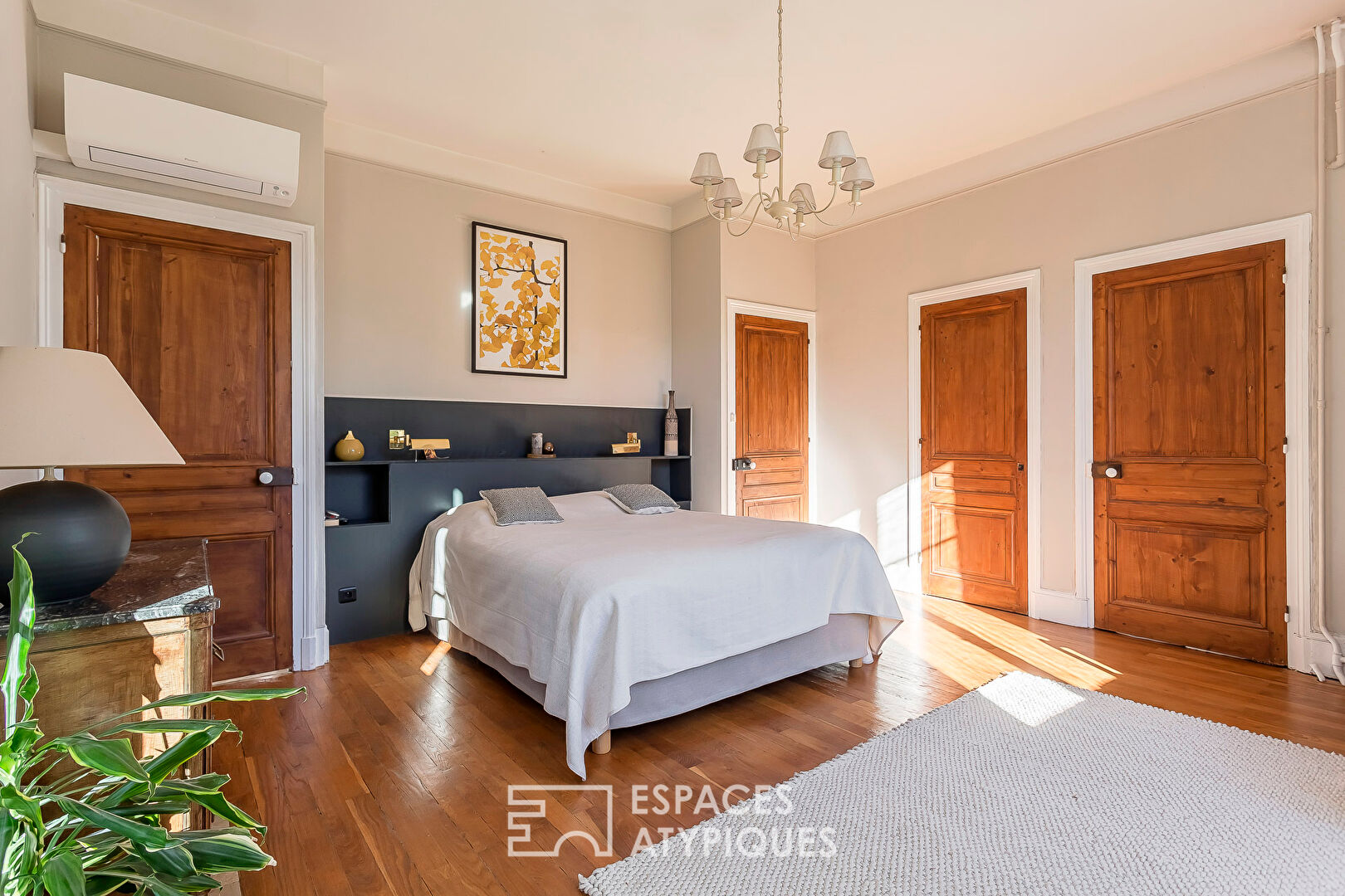 Élégance d’un clos du XVIIIe sur parc arboré avec piscine à Saint-Genis-Laval