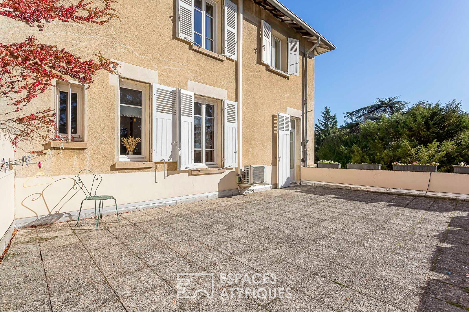 Élégance d’un clos du XVIIIe sur parc arboré avec piscine à Saint-Genis-Laval