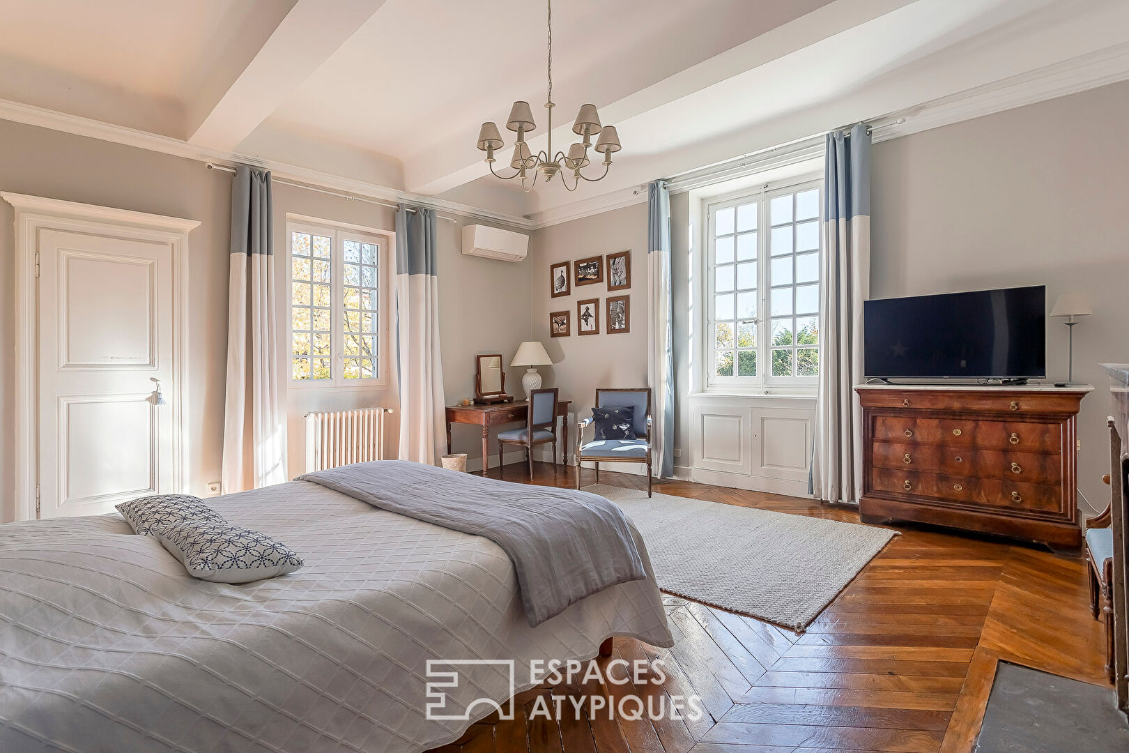 Élégance d’un clos du XVIIIe sur parc arboré avec piscine à Saint-Genis-Laval